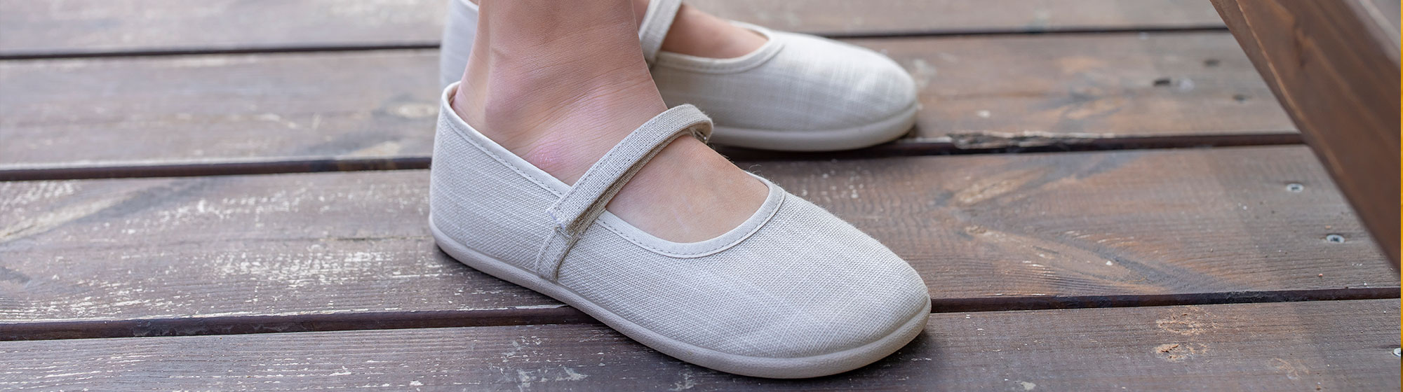 Merceditas barefoot menina