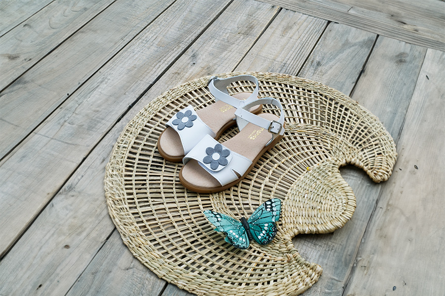 Sandália tira larga aderente flor fecho fivela