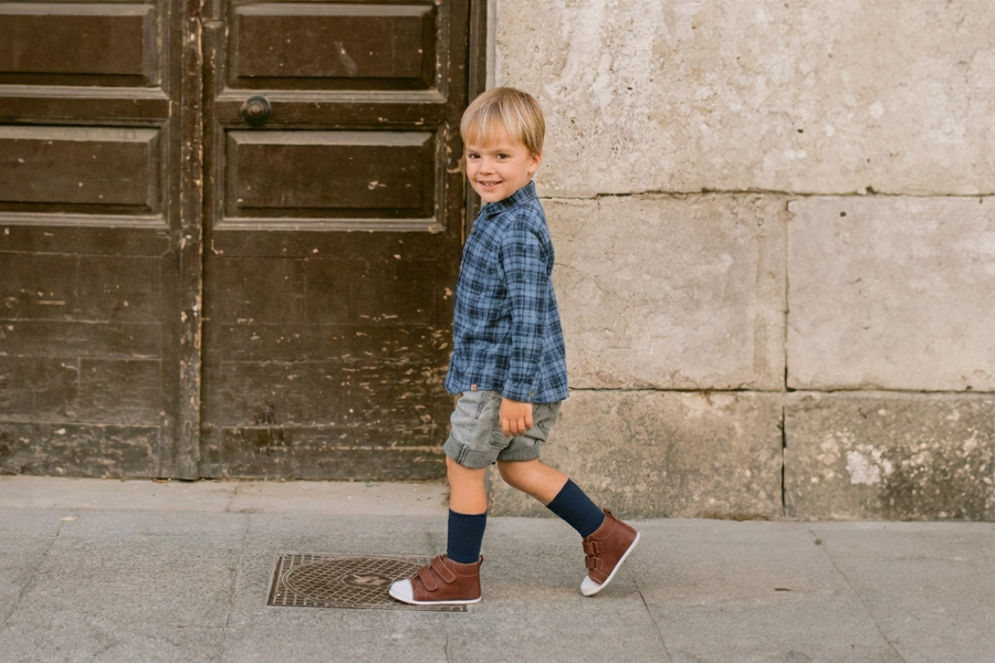 Botinha pele sport biqueira branca