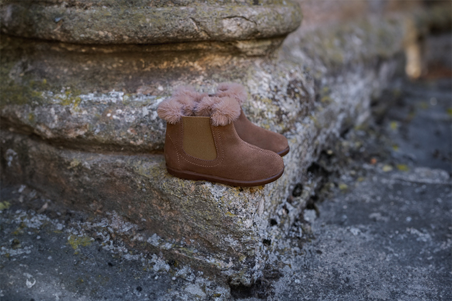 Botins tipo Chelsea menina com rebordo pelinho