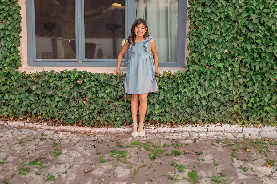 Merceditas tipo camurça tira cruzada fivela