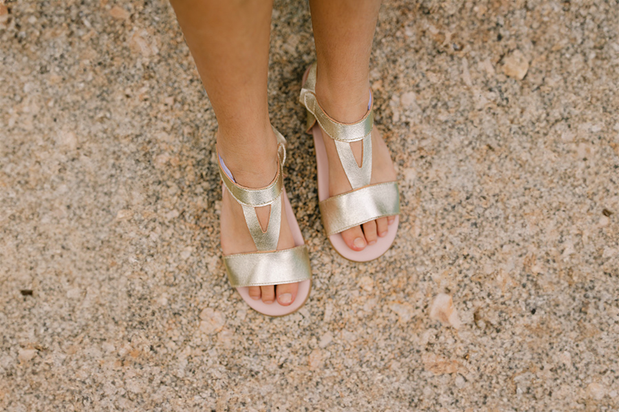 Sandálias barefoot tiras peito do pé metalizadas