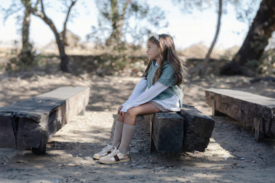 Sapatilhas menina atacadores detalhes metalizados