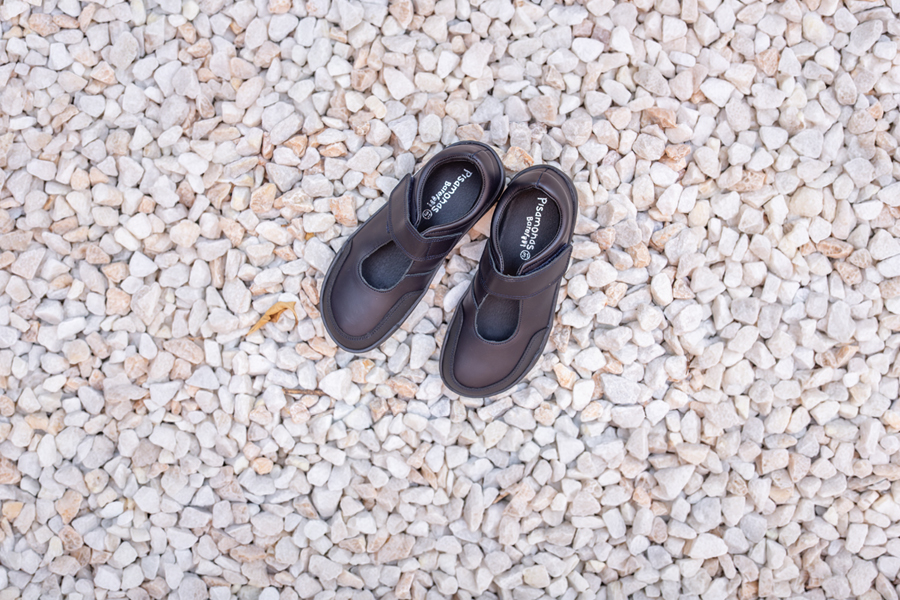 Merceditas colegiais barefoot pele menina