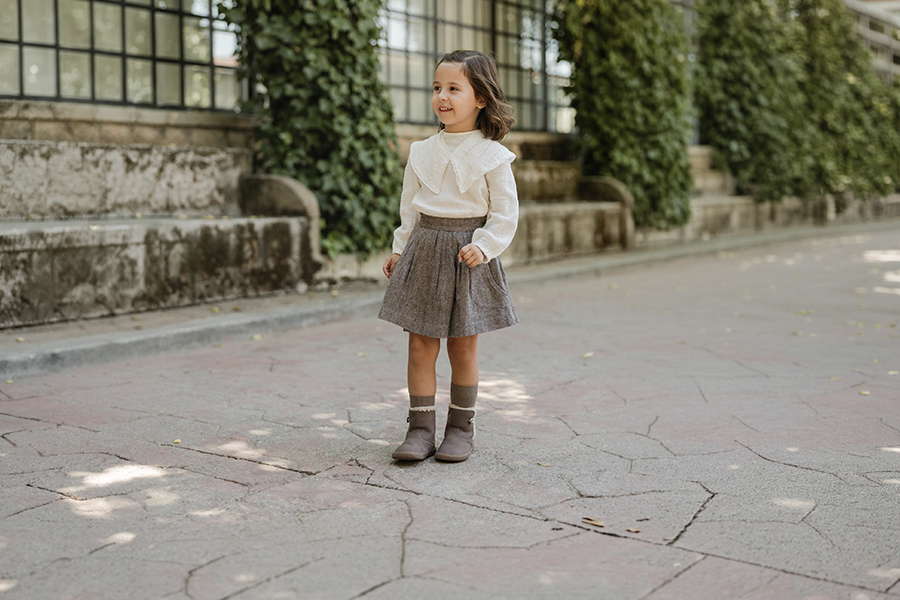 Botas barefoot com forro de pelo e fecho com botão