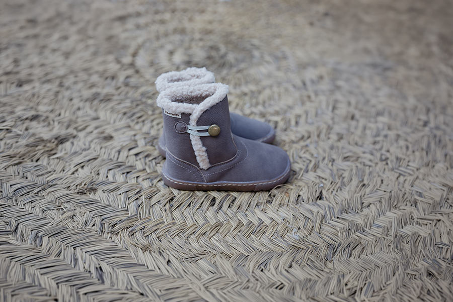 Botas barefoot com forro de pelo e fecho com botão
