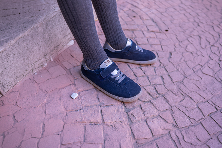 Sapatilhas barefoot efeito camurça fecho combinado