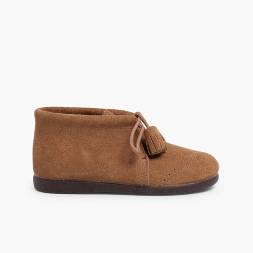 Botas Camurça com Picotado e Berloques Taupe