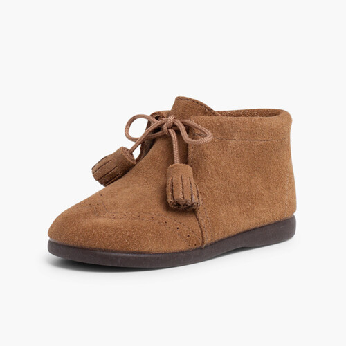 Botas Camurça com Picotado e Berloques Taupe