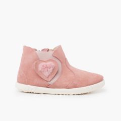 Bota elástico lateral coração pelinho Rosa