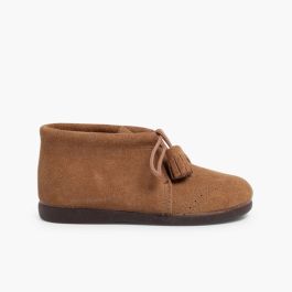 Botas Camurça com Picotado e Berloques Taupe