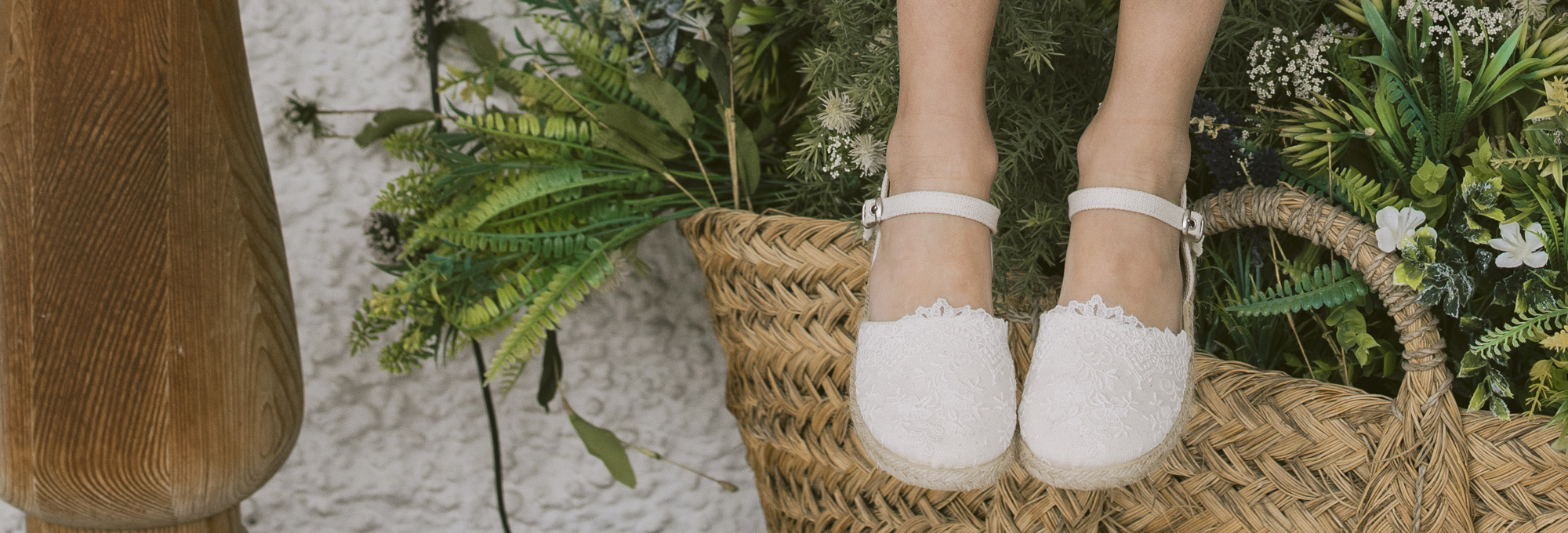 Não é preciso ir a um casamento para colher raminhos de flores. Estes da cesta levei para a mãe. São como os bordados das minhas alpercatas!